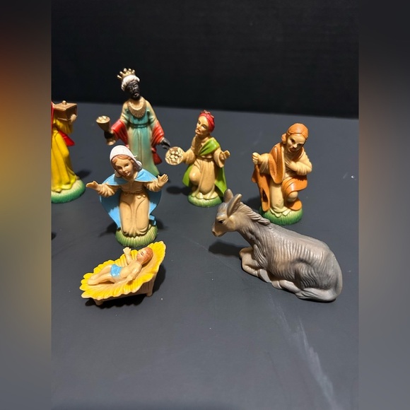 Vtg Nativity Creche Figurines - Hard Plastic - Set of 8-Pieces￼ - Picture 3 of 4